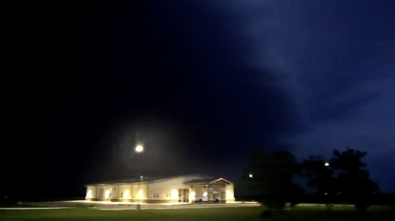 Awan badai besar menyelimuti langit Oklahoma pada Selasa malam (17/6), memicu kekhawatiran akan terjadinya cuaca ekstrem. (Tangkapan Layar Video Reuters/ABC AFFILIATE KOCO)