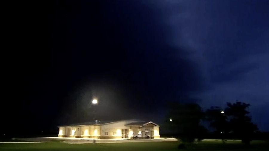 Awan badai besar menyelimuti langit Oklahoma pada Selasa malam (17/6), memicu kekhawatiran akan terjadinya cuaca ekstrem. Awan badai besar menyelimuti langit Oklahoma pada Selasa malam (17/6), memicu kekhawatiran akan terjadinya cuaca ekstrem. (Tangkapan Layar Video Reuters/ABC AFFILIATE KOCO)