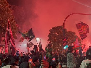 Ribuan Bonek Rayakan Anniversary Persebaya ke-98 di Gelora 10 Nopember