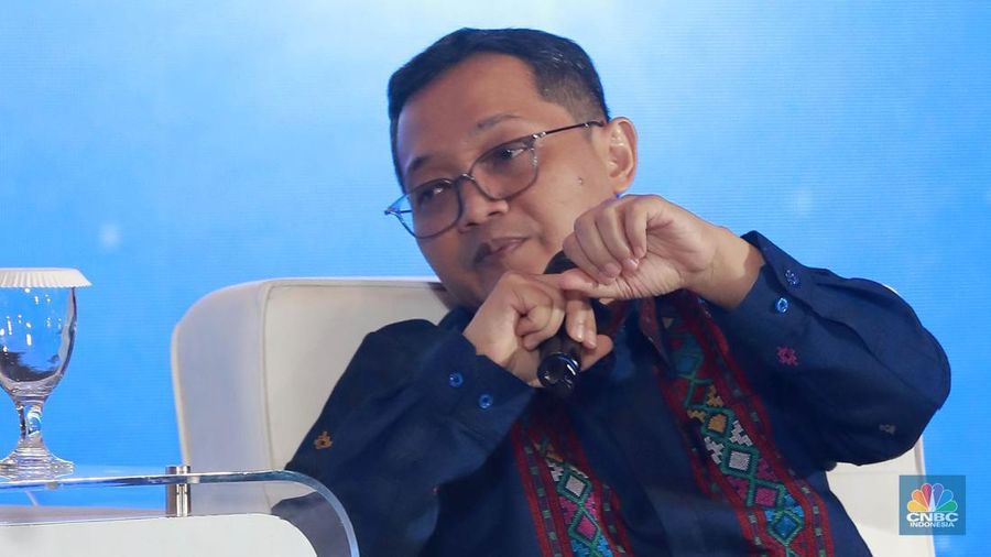 Deputi I Kementerian Koordinator Bidang Perekonomian RI, Ferry Irawan menyampaikan paparan dalam acara CNBC Indonesia Economic Update 2025 di Jakarta, Rabu (18/6/2025). (CNBC Indonesia/Muhammad Sabki)