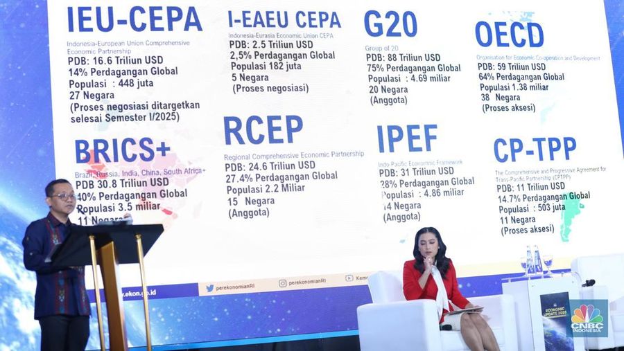 Deputi I Kementerian Koordinator Bidang Perekonomian RI, Ferry Irawan menyampaikan pidato utama dalam acara CNBC Indonesia Economic Update 2025 di Jakarta, Rabu (18/6/2025). (CNBC Indonesia/Tri Susilo)