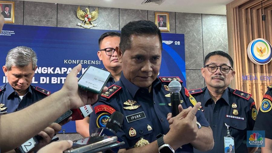 Direktur Jenderal Pengawasan Sumber Daya Kelautan dan Perikanan (PSDKP) Kementerian Kelautan dan Perikanan (KKP) saat konferensi pers di Media Center KKP, Jakarta, Rabu (18/6/2025). (CNBC Indonesia/Martyasari Rizky)