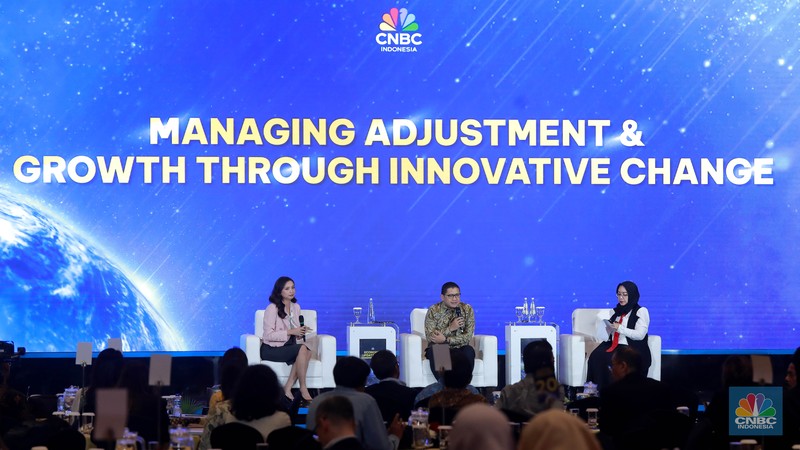 American Economist, Arthur B. Laffer menyampaikan paparan dalam acara CNBC Indonesia Economic Update 2025 di Jakarta, Rabu (18/6/2025). American Economist, Arthur B. Laffer menyampaikan paparan dalam acara CNBC Indonesia Economic Update 2025 di Jakarta, Rabu (18/6/2025). (CNBC Indonesia/Muhammad Sabki)