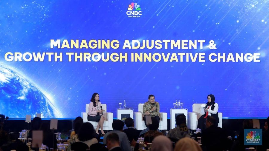 American Economist, Arthur B. Laffer menyampaikan paparan dalam acara CNBC Indonesia Economic Update 2025 di Jakarta, Rabu (18/6/2025). American Economist, Arthur B. Laffer menyampaikan paparan dalam acara CNBC Indonesia Economic Update 2025 di Jakarta, Rabu (18/6/2025). (CNBC Indonesia/Muhammad Sabki)