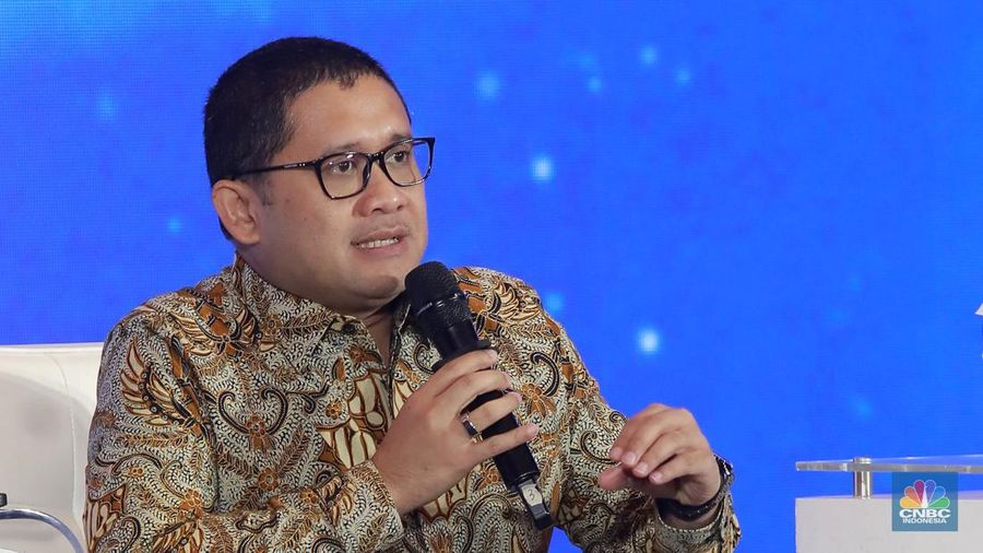 American Economist, Arthur B. Laffer menyampaikan paparan dalam acara CNBC Indonesia Economic Update 2025 di Jakarta, Rabu (18/6/2025). (CNBC Indonesia/Muhammad Sabki)
