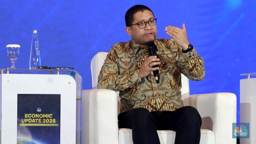 Direktur Jendral Strategi Ekonomi dan Fiskal Kementerian Keuangan, Febrio Kacaribu menyampaikan pemaparan dalam acara CNBC Indonesia Economic Update 2025 di Jakarta, Rabu (18/6/2025). (CNBC Indonesia/Muhammad Sabki)