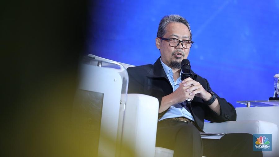 Direktur Pembinaan Pengusaha Batu Bara Kementerian ESDM RI, Surya Herjuna menyampaikan pemaparan dalam acara CNBC Indonesia Economic Update 2025 di Jakarta, Rabu (18/6/2025). (CNBC Indonesia/Tri Susilo)