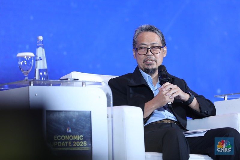 American Economist, Arthur B. Laffer menyampaikan paparan dalam acara CNBC Indonesia Economic Update 2025 di Jakarta, Rabu (18/6/2025). (CNBC Indonesia/Muhammad Sabki)