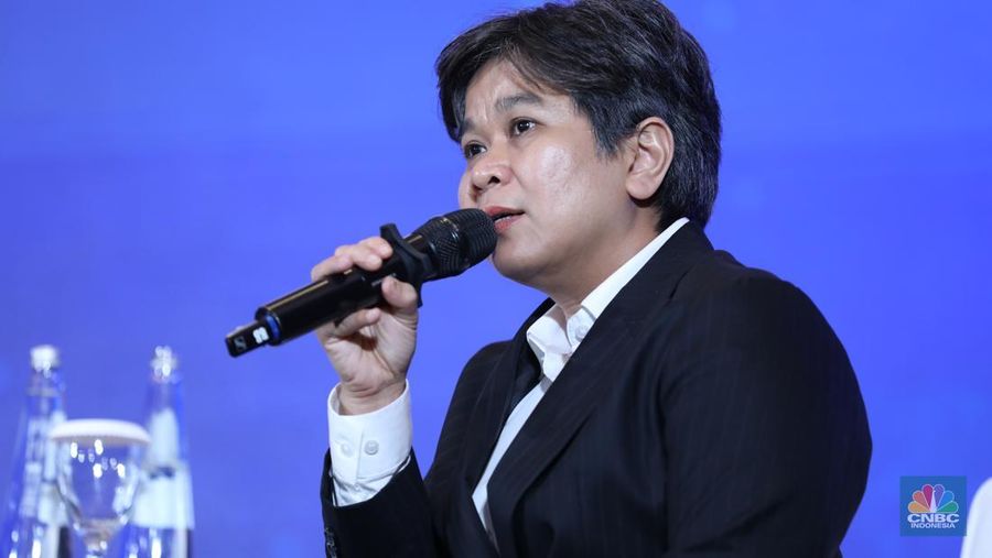 Direktur Utama PT Inalum, Melati Sarnita menyampaikan pemaparan dalam acara CNBC Indonesia Economic Update 2025 di Jakarta, Rabu (18/6/2025). (CNBC Indonesia/Tri Susilo)