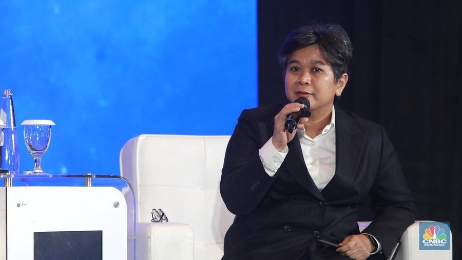 Direktur Utama PT Inalum, Melati Sarnita menyampaikan pemaparan dalam acara CNBC Indonesia Economic Update 2025 di Jakarta, Rabu (18/6/2025). (CNBC Indonesia/Muhammad Sabki)