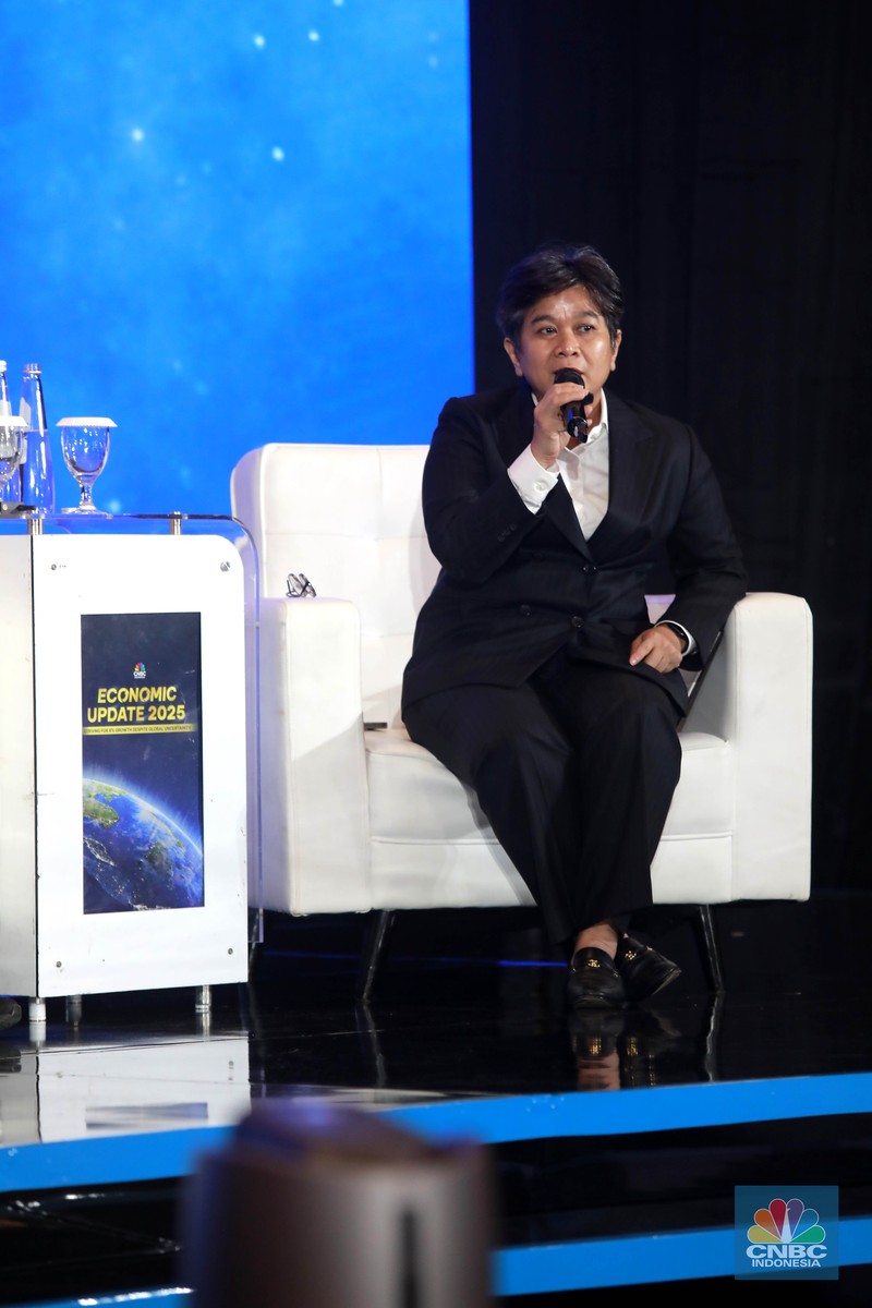 American Economist, Arthur B. Laffer menyampaikan paparan dalam acara CNBC Indonesia Economic Update 2025 di Jakarta, Rabu (18/6/2025). (CNBC Indonesia/Muhammad Sabki)