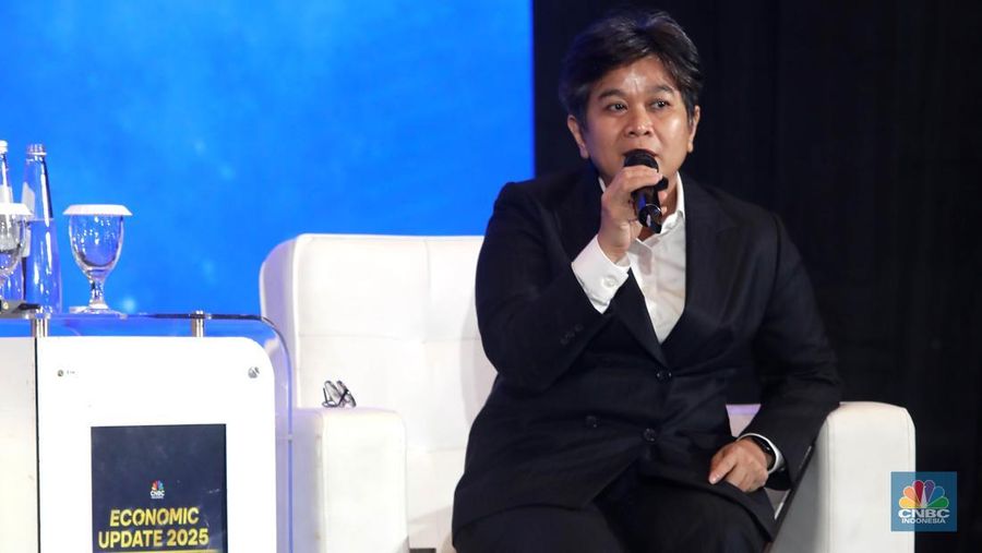American Economist, Arthur B. Laffer menyampaikan paparan dalam acara CNBC Indonesia Economic Update 2025 di Jakarta, Rabu (18/6/2025). American Economist, Arthur B. Laffer menyampaikan paparan dalam acara CNBC Indonesia Economic Update 2025 di Jakarta, Rabu (18/6/2025). (CNBC Indonesia/Muhammad Sabki)