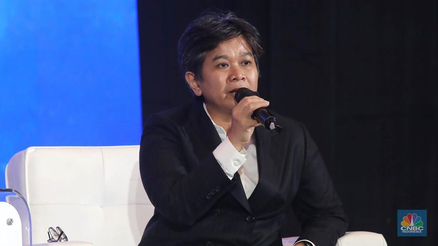 Direktur Utama PT Inalum, Melati Sarnita menyampaikan pemaparan dalam acara CNBC Indonesia Economic Update 2025 di Jakarta, Rabu (18/6/2025). (CNBC Indonesia/Muhammad Sabki)