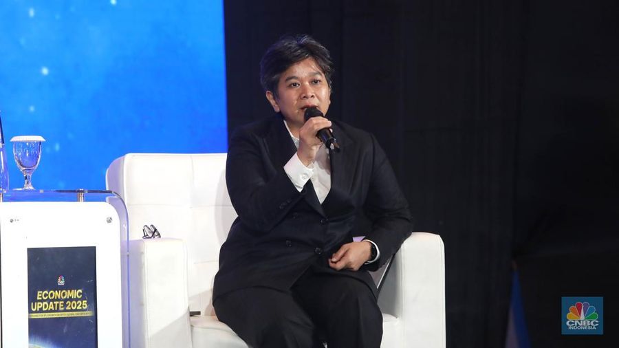 Direktur Utama PT Inalum, Melati Sarnita menyampaikan pemaparan dalam acara CNBC Indonesia Economic Update 2025 di Jakarta, Rabu (18/6/2025). (CNBC Indonesia/Muhammad Sabki)