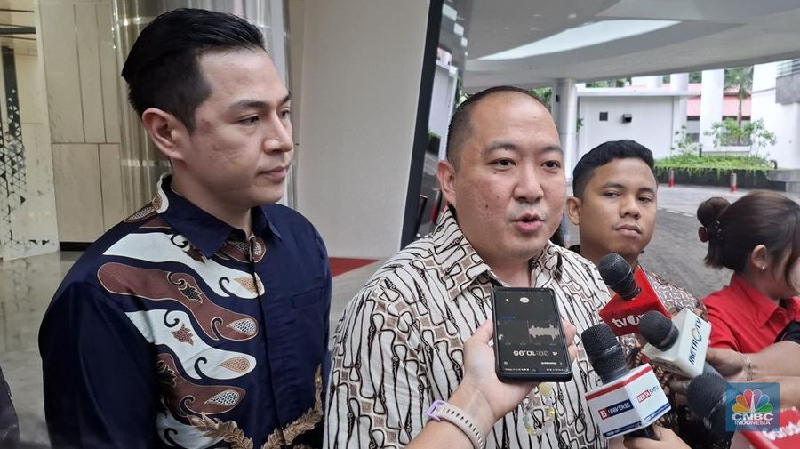 Dirut Sritex Iwan Kurniawan Lukminto usai diperiksa Kejagung, Rabu (18/6/2025). (CNBC Indonesia/Chandra Dwi)