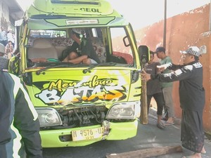 Elf Meluncur di Permukiman Kota Malang Tewaskan 1 Orang Diduga Rem Blong