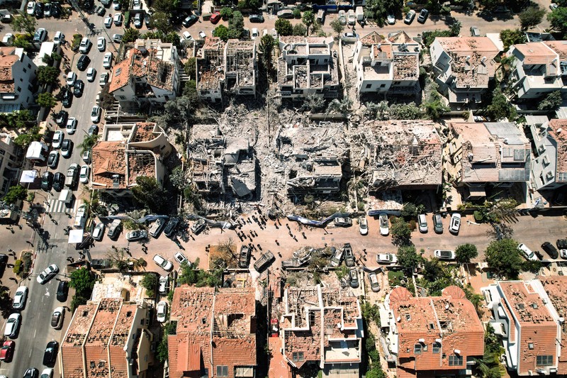 Foto drone menunjukkan kerusakan di atas rumah-rumah penduduk dan di lokasi jatuhnya pesawat setelah serangan rudal dari Iran terhadap Israel, di Rishon LeZion, Israel, Sabtu (14/6/2025). (REUTERS/Ammar Awad) Foto drone menunjukkan kerusakan di atas rumah-rumah penduduk dan di lokasi jatuhnya pesawat setelah serangan rudal dari Iran terhadap Israel, di Rishon LeZion, Israel, Sabtu (14/6/2025). (REUTERS/Ammar Awad)