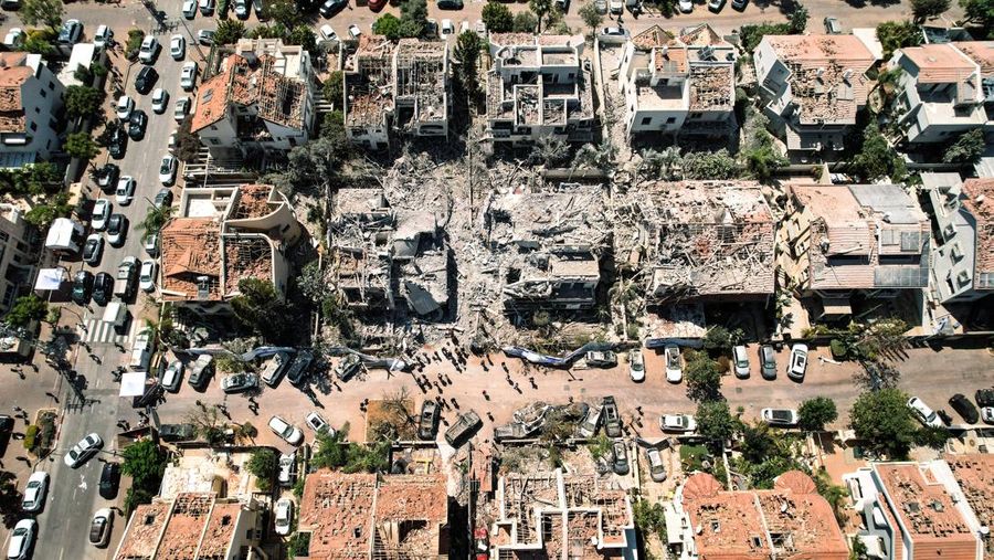 Foto drone menunjukkan kerusakan di atas rumah-rumah penduduk dan di lokasi jatuhnya pesawat setelah serangan rudal dari Iran terhadap Israel, di Rishon LeZion, Israel, Sabtu (14/6/2025). (REUTERS/Ammar Awad) Foto drone menunjukkan kerusakan di atas rumah-rumah penduduk dan di lokasi jatuhnya pesawat setelah serangan rudal dari Iran terhadap Israel, di Rishon LeZion, Israel, Sabtu (14/6/2025). (REUTERS/Ammar Awad)