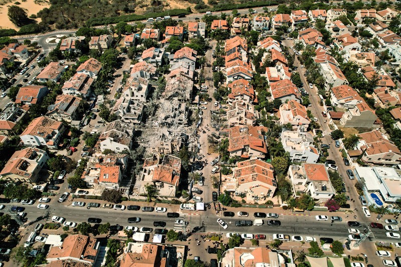 Foto drone menunjukkan kerusakan di atas rumah-rumah penduduk dan di lokasi jatuhnya pesawat setelah serangan rudal dari Iran terhadap Israel, di Rishon LeZion, Israel, Sabtu (14/6/2025). (REUTERS/Ammar Awad)