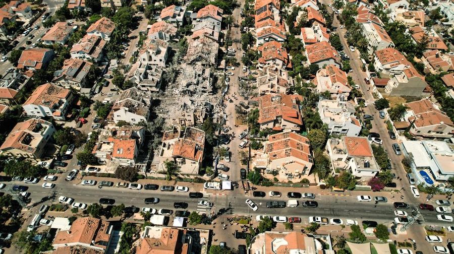 Foto drone menunjukkan kerusakan di atas rumah-rumah penduduk dan di lokasi jatuhnya pesawat setelah serangan rudal dari Iran terhadap Israel, di Rishon LeZion, Israel, Sabtu (14/6/2025). (REUTERS/Ammar Awad) Foto drone menunjukkan kerusakan di atas rumah-rumah penduduk dan di lokasi jatuhnya pesawat setelah serangan rudal dari Iran terhadap Israel, di Rishon LeZion, Israel, Sabtu (14/6/2025). (REUTERS/Ammar Awad)