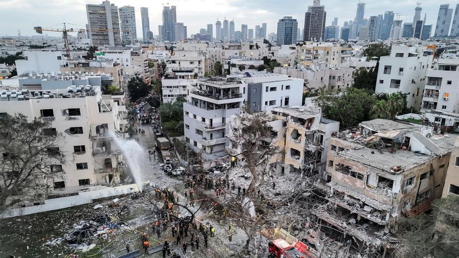 Foto drone menunjukkan kerusakan di atas rumah-rumah penduduk dan di lokasi jatuhnya pesawat setelah serangan rudal dari Iran terhadap Israel, di Rishon LeZion, Israel, Sabtu (14/6/2025). (REUTERS/Ammar Awad) Foto drone menunjukkan kerusakan di atas rumah-rumah penduduk dan di lokasi jatuhnya pesawat setelah serangan rudal dari Iran terhadap Israel, di Rishon LeZion, Israel, Sabtu (14/6/2025). (REUTERS/Ammar Awad)