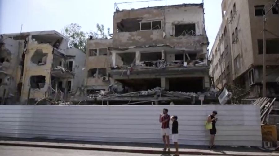 Foto drone menunjukkan kerusakan di atas rumah-rumah penduduk dan di lokasi jatuhnya pesawat setelah serangan rudal dari Iran terhadap Israel, di Rishon LeZion, Israel, Sabtu (14/6/2025). (REUTERS/Ammar Awad)