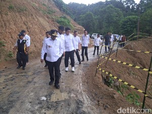 Longsor, Akses Jalan ke Wisata Negeri di Atas Awan Banten Diperbaiki Juli