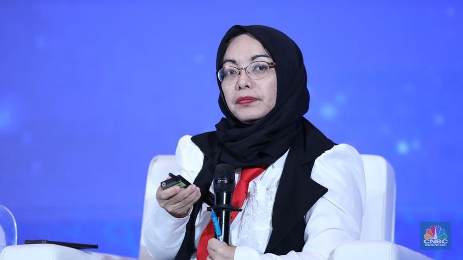 Guru Besar FEB Universitas Indonesia, Telisa Aulia Falianty menyampaikan pemaparan dalam acara CNBC Indonesia Economic Update 2025 di Jakarta, Rabu (18/6/2025). (CNBC Indonesia/Tri Susilo)
