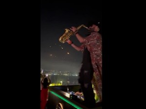 Video: Pemain Saksofon Tetap Profesional Ketika Rudal Iran Serang Israel