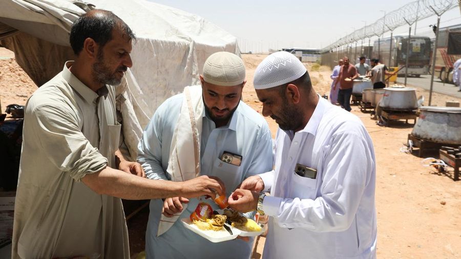 Pemandangan drone menunjukkan perbatasan Arar antara Irak dan Arab Saudi, tempat bus-bus yang membawa peziarah Iran terlihat diparkir setelah mereka dialihkan melalui Irak karena konflik yang sedang berlangsung antara Iran dan Israel, 17 Juni 2025. Pemandangan drone menunjukkan perbatasan Arar antara Irak dan Arab Saudi, tempat bus-bus yang membawa peziarah Iran terlihat diparkir setelah mereka dialihkan melalui Irak karena konflik yang sedang berlangsung antara Iran dan Israel, 17 Juni 2025. (REUTERS/Ahmed Saad)
