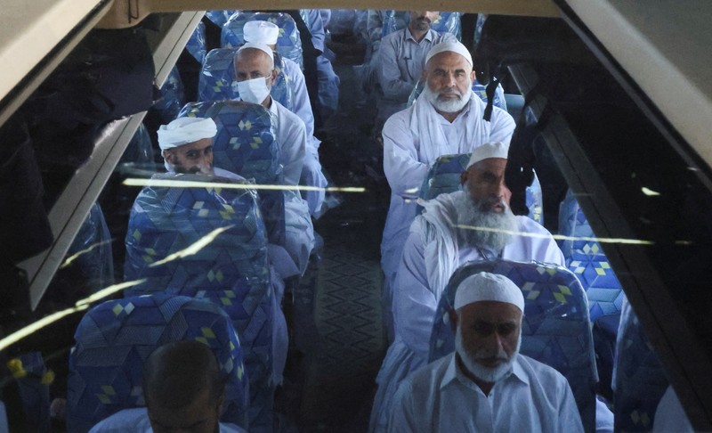 Pemandangan drone menunjukkan perbatasan Arar antara Irak dan Arab Saudi, tempat bus-bus yang membawa peziarah Iran terlihat diparkir setelah mereka dialihkan melalui Irak karena konflik yang sedang berlangsung antara Iran dan Israel, 17 Juni 2025. Pemandangan drone menunjukkan perbatasan Arar antara Irak dan Arab Saudi, tempat bus-bus yang membawa peziarah Iran terlihat diparkir setelah mereka dialihkan melalui Irak karena konflik yang sedang berlangsung antara Iran dan Israel, 17 Juni 2025. (REUTERS/Ahmed Saad)