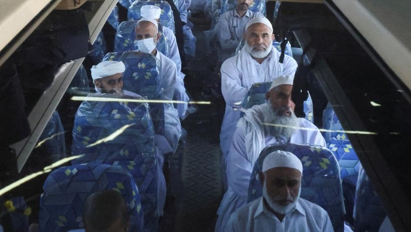 Pemandangan drone menunjukkan perbatasan Arar antara Irak dan Arab Saudi, tempat bus-bus yang membawa peziarah Iran terlihat diparkir setelah mereka dialihkan melalui Irak karena konflik yang sedang berlangsung antara Iran dan Israel, 17 Juni 2025. (REUTERS/Ahmed Saad)