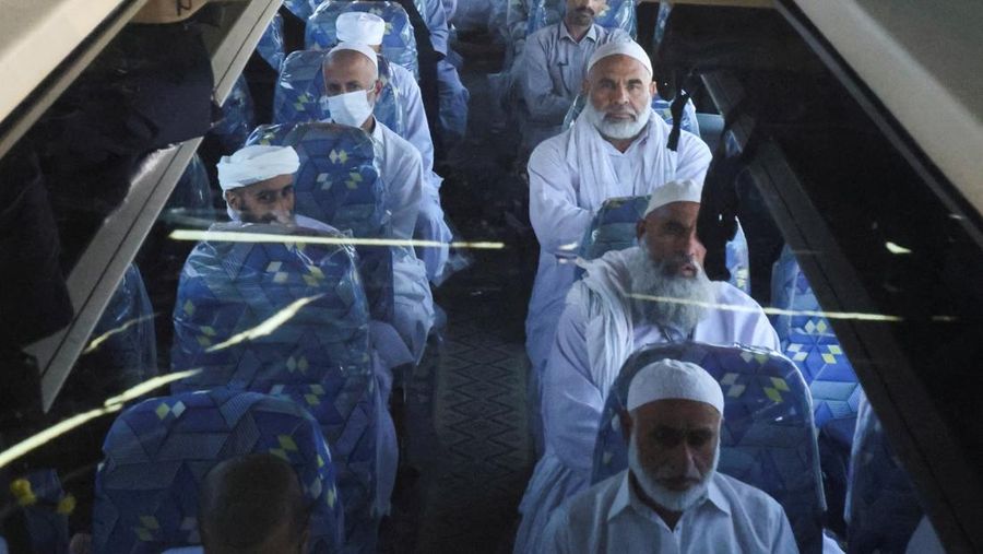 Pemandangan drone menunjukkan perbatasan Arar antara Irak dan Arab Saudi, tempat bus-bus yang membawa peziarah Iran terlihat diparkir setelah mereka dialihkan melalui Irak karena konflik yang sedang berlangsung antara Iran dan Israel, 17 Juni 2025. Pemandangan drone menunjukkan perbatasan Arar antara Irak dan Arab Saudi, tempat bus-bus yang membawa peziarah Iran terlihat diparkir setelah mereka dialihkan melalui Irak karena konflik yang sedang berlangsung antara Iran dan Israel, 17 Juni 2025. (REUTERS/Ahmed Saad)