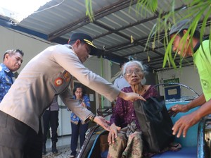 Polres Probolinggo Kota Bagi Ratusan Paket Sembako Sambut Hari Bhayangkara