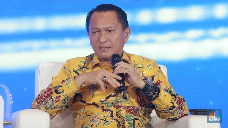 Ketua Komisi XII DPR RI, Bambang Patijaya menyampaikan pemaparan dalam acara CNBC Indonesia Economic Update 2025 di Jakarta, Rabu (18/6/2025). (CNBC Indonesia/Muhammad Sabki)