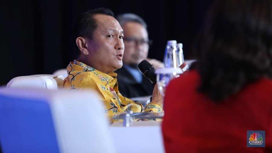Ketua Komisi XII DPR RI, Bambang Patijaya menyampaikan pemaparan dalam acara CNBC Indonesia Economic Update 2025 di Jakarta, Rabu (18/6/2025). (CNBC Indonesia/Tri Susilo)