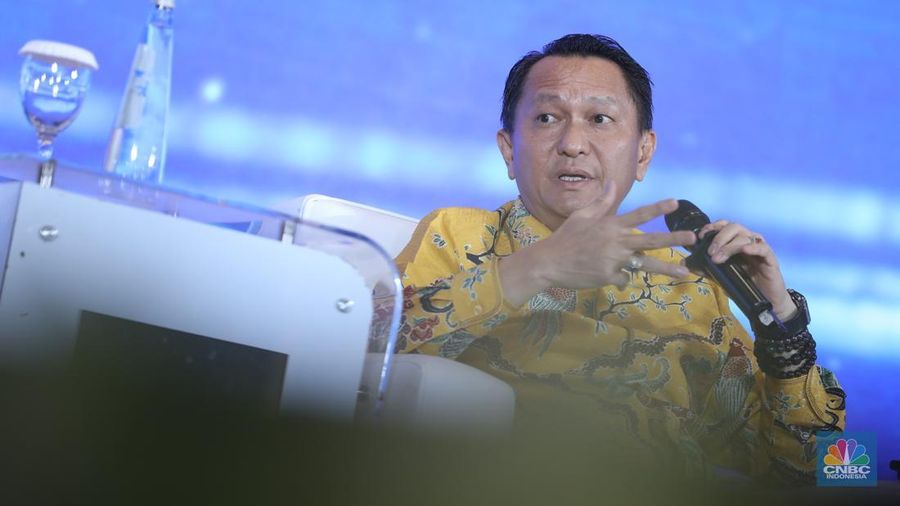 American Economist, Arthur B. Laffer menyampaikan paparan dalam acara CNBC Indonesia Economic Update 2025 di Jakarta, Rabu (18/6/2025). American Economist, Arthur B. Laffer menyampaikan paparan dalam acara CNBC Indonesia Economic Update 2025 di Jakarta, Rabu (18/6/2025). (CNBC Indonesia/Muhammad Sabki)