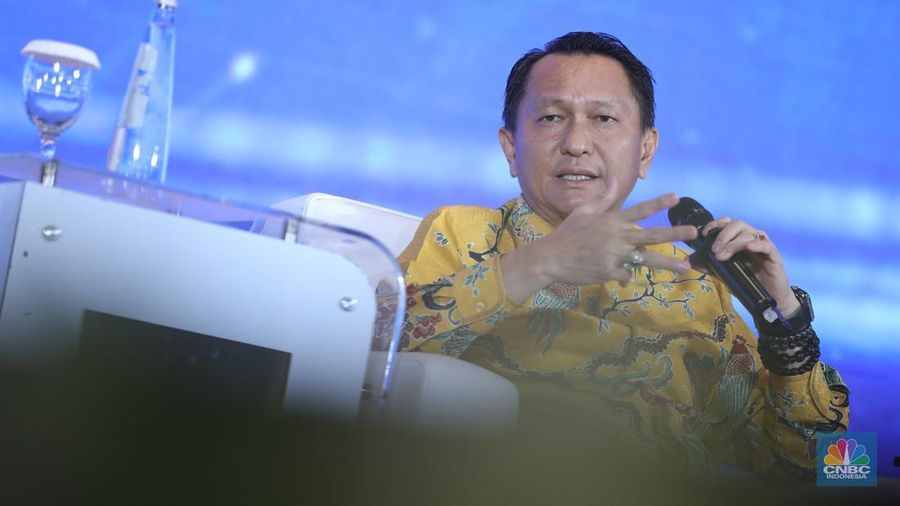 Ketua Komisi XII DPR RI, Bambang Patijaya menyampaikan pemaparan dalam acara CNBC Indonesia Economic Update 2025 di Jakarta, Rabu (18/6/2025). (CNBC Indonesia/Tri Susilo)