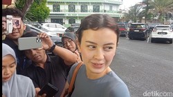 Kimberly Ryder Desak Edward Akbar Hadiri Mediasi Penggelapan Mobil