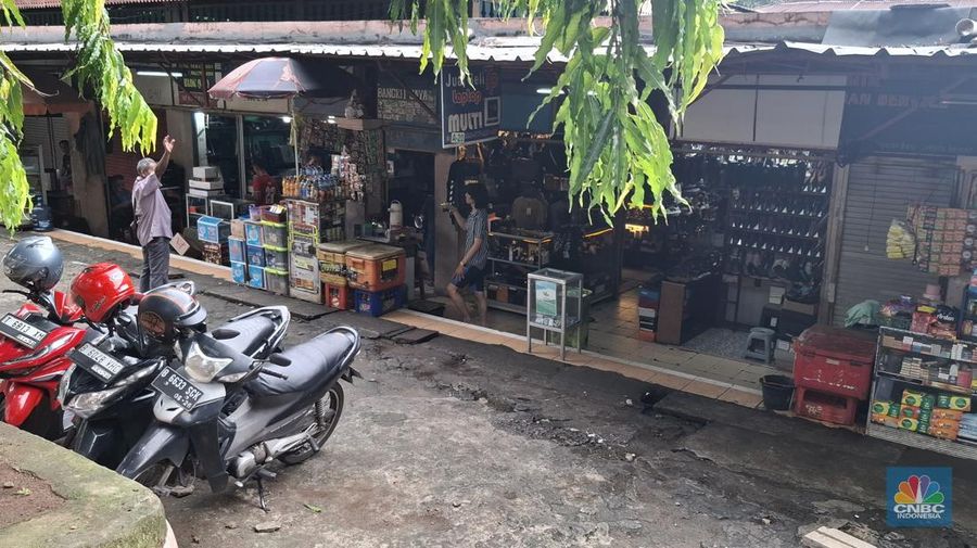 Kondisi salah satu pasar legendaris yakni Pasar Taman Puring, Jakarta Selatan makin sepi pada Rabu (18/6/2025). (CNBC Indonesia/Chandra Dwi Pranata)