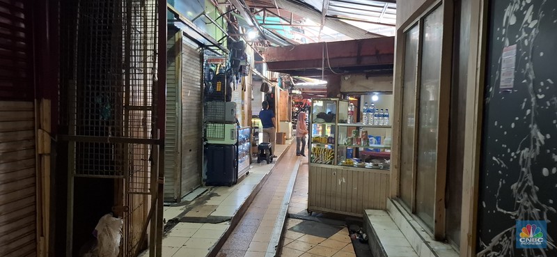 Kondisi salah satu pasar legendaris yakni Pasar Taman Puring, Jakarta Selatan makin sepi pada Rabu (18/6/2025). Kondisi salah satu pasar legendaris yakni Pasar Taman Puring, Jakarta Selatan makin sepi pada Rabu (18/6/2025). (CNBC Indonesia/Chandra Dwi Pranata)