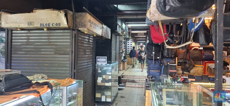 Kondisi salah satu pasar legendaris yakni Pasar Taman Puring, Jakarta Selatan makin sepi pada Rabu (18/6/2025). Kondisi salah satu pasar legendaris yakni Pasar Taman Puring, Jakarta Selatan makin sepi pada Rabu (18/6/2025). (CNBC Indonesia/Chandra Dwi Pranata)