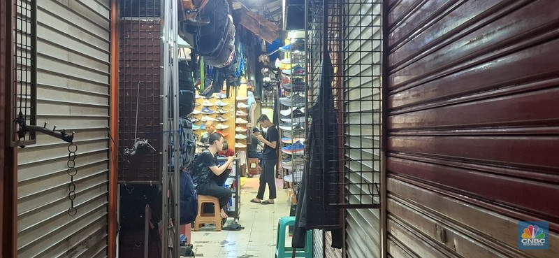 Kondisi salah satu pasar legendaris yakni Pasar Taman Puring, Jakarta Selatan makin sepi pada Rabu (18/6/2025). Kondisi salah satu pasar legendaris yakni Pasar Taman Puring, Jakarta Selatan makin sepi pada Rabu (18/6/2025). (CNBC Indonesia/Chandra Dwi Pranata)