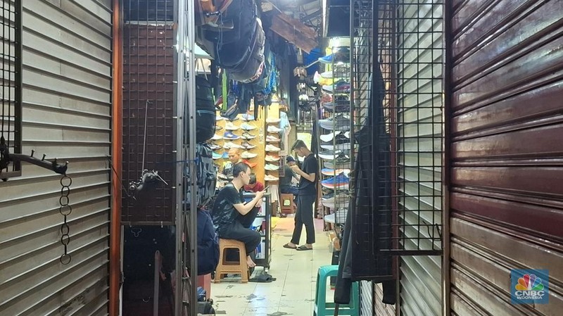 Kondisi salah satu pasar legendaris yakni Pasar Taman Puring, Jakarta Selatan makin sepi pada Rabu (18/6/2025). (CNBC Indonesia/Chandra Dwi Pranata)