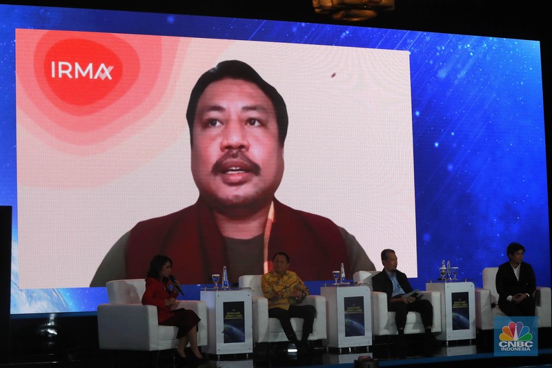 American Economist, Arthur B. Laffer menyampaikan paparan dalam acara CNBC Indonesia Economic Update 2025 di Jakarta, Rabu (18/6/2025). (CNBC Indonesia/Muhammad Sabki)