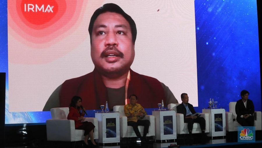 American Economist, Arthur B. Laffer menyampaikan paparan dalam acara CNBC Indonesia Economic Update 2025 di Jakarta, Rabu (18/6/2025). (CNBC Indonesia/Muhammad Sabki)