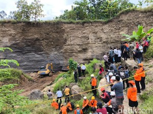 Tertimbun Longsor, Dua Penambang Ilegal di Cirebon Ditemukan Tewas