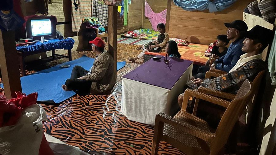Masyarakat di Desa Ilan Batu Uru, Kabupaten Luwu, Sulawesi Selatan menikmati listrik 24 jam penuh semenjak PLN membangun infrastruktur kelistrikan di wilayah tersebut. Sepanjang 2024, sesuai arahan Pemerintah, PLN terus memperluas jangkauan layanan melalui program listrik desa (Lisdes) dan berhasil meningkatkan rasio elektrifikasi nasional menjadi 99,83%. (Dok. PLN)