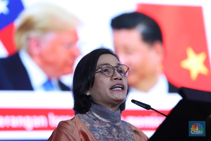 American Economist, Arthur B. Laffer menyampaikan paparan dalam acara CNBC Indonesia Economic Update 2025 di Jakarta, Rabu (18/6/2025). (CNBC Indonesia/Muhammad Sabki)