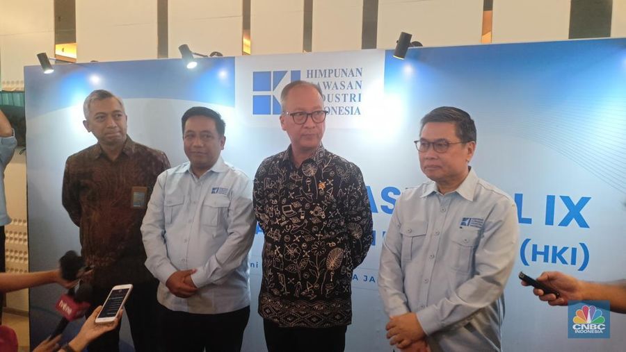 Menteri Perindustrian Agus Gumiwang (kedua kanan) dan Ketum HKI Akhmad Ma'ruf Maulana (kedua kiri) di Jakarta, Rabu (18/6/2025). (CNBC Indonesia/Ferry)